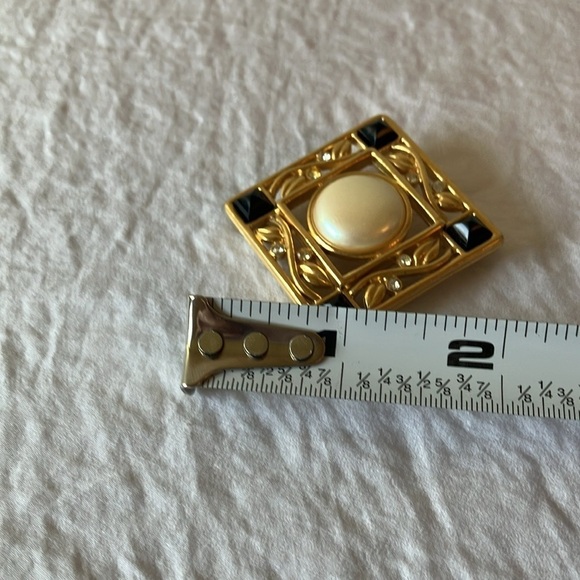 Monet: Vintage Art Deco 1.5" Faux Pearl/Black Cab Crystal Brooch - Picture 13 of 14